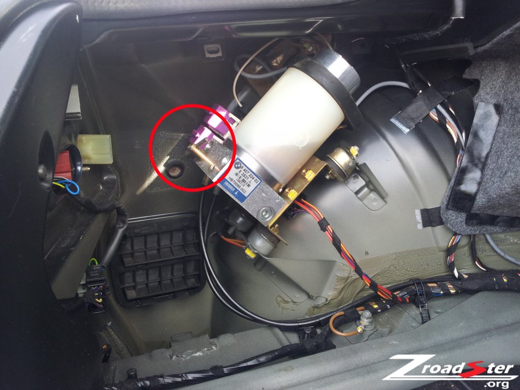 BMW_Z3_Hood_Release_01.jpg